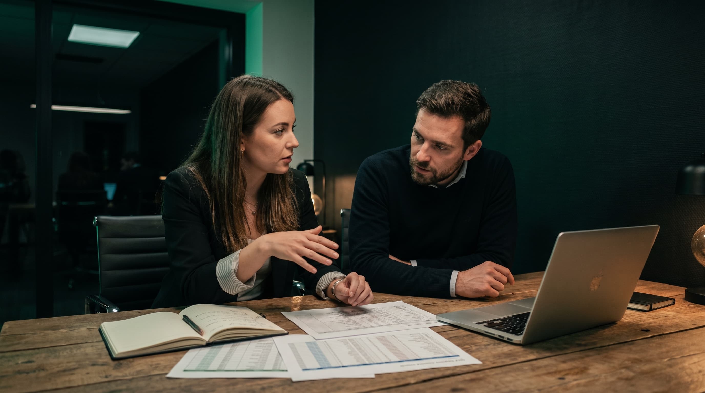Gemeinsames Gespräch am Tisch über die größten Engpässe im Unternehmen